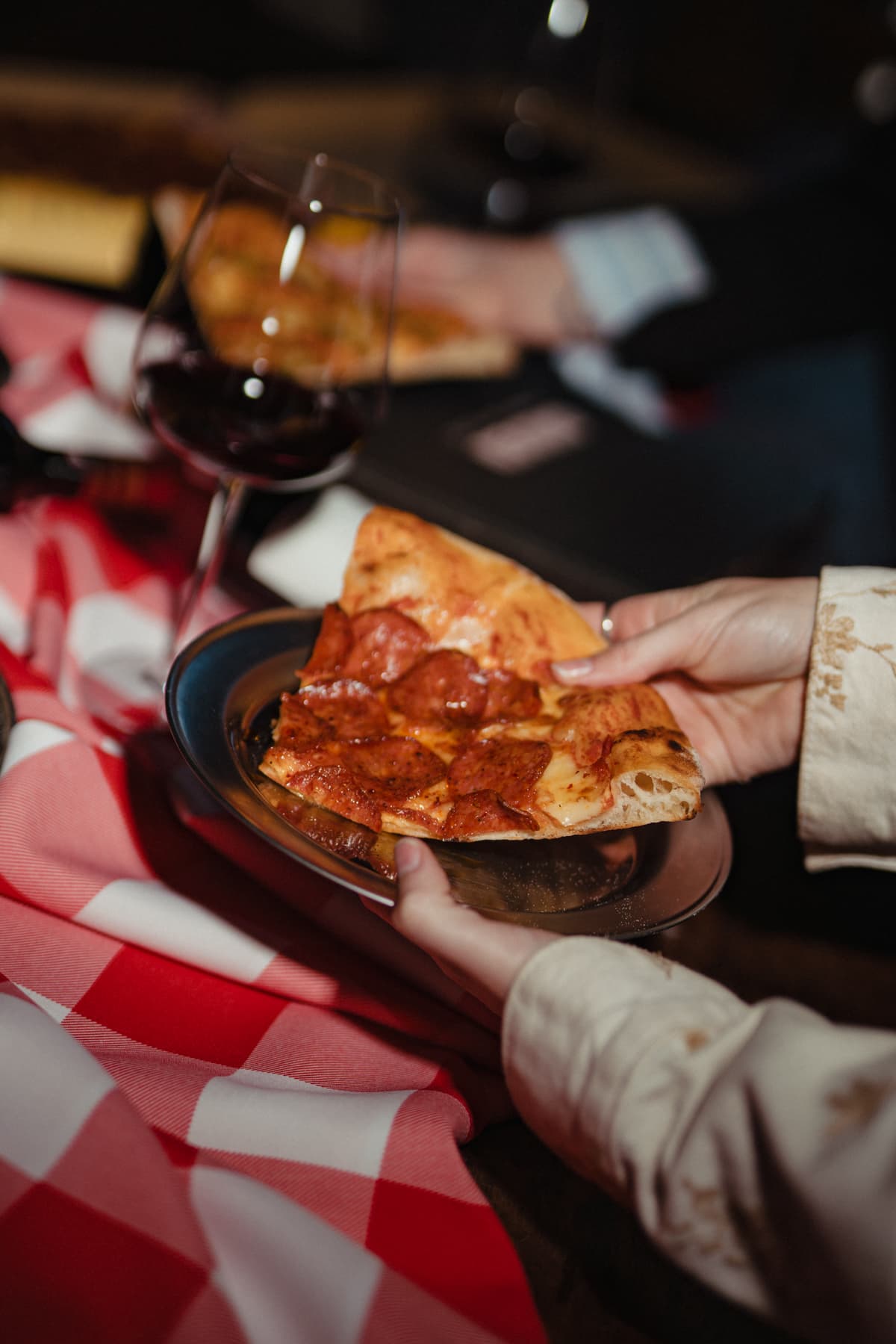 Pizzas, vino y productos regionales sobre una mesa compartida
