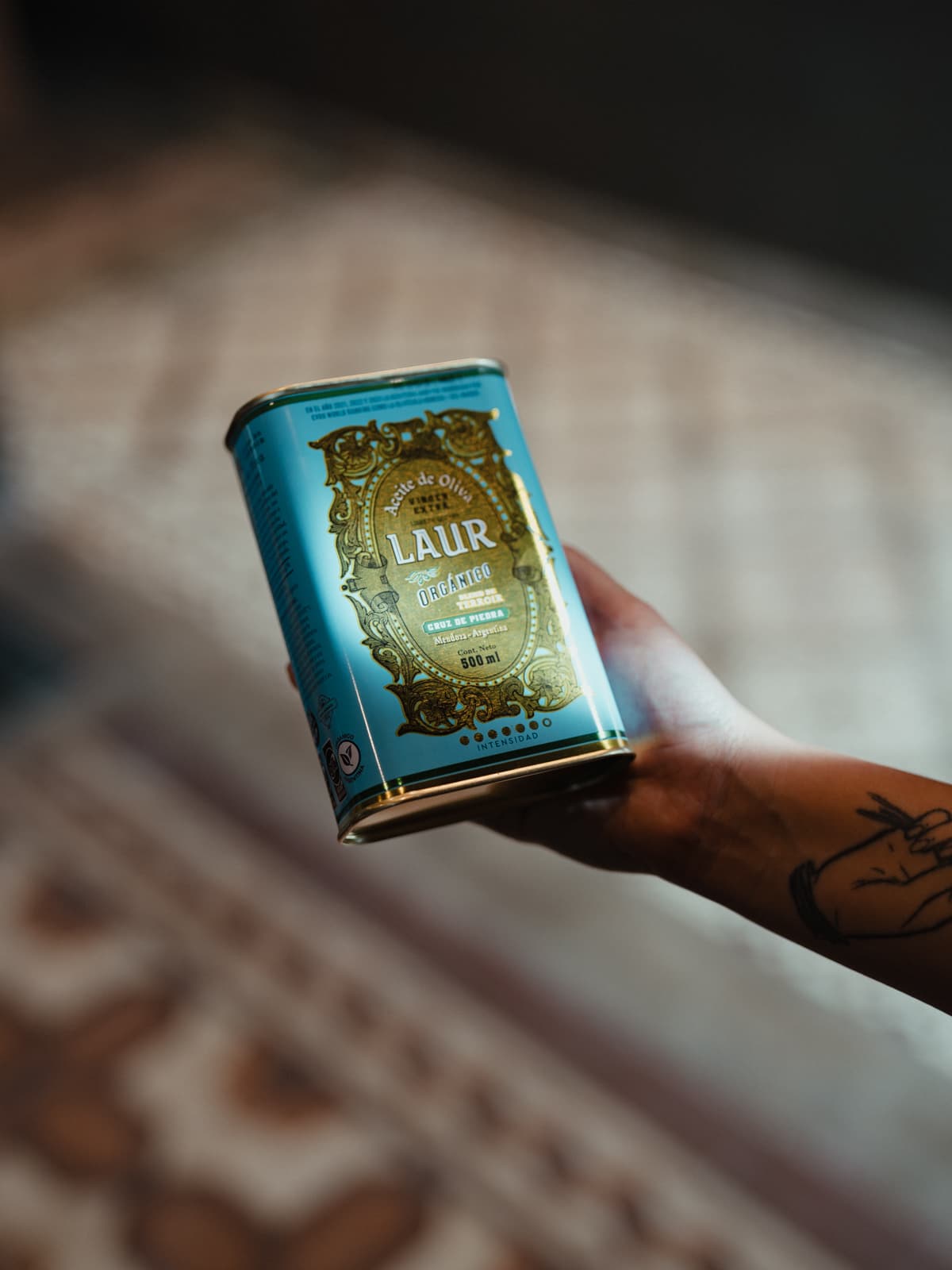 Aceite de oliva de producción especial sostenido en una mano